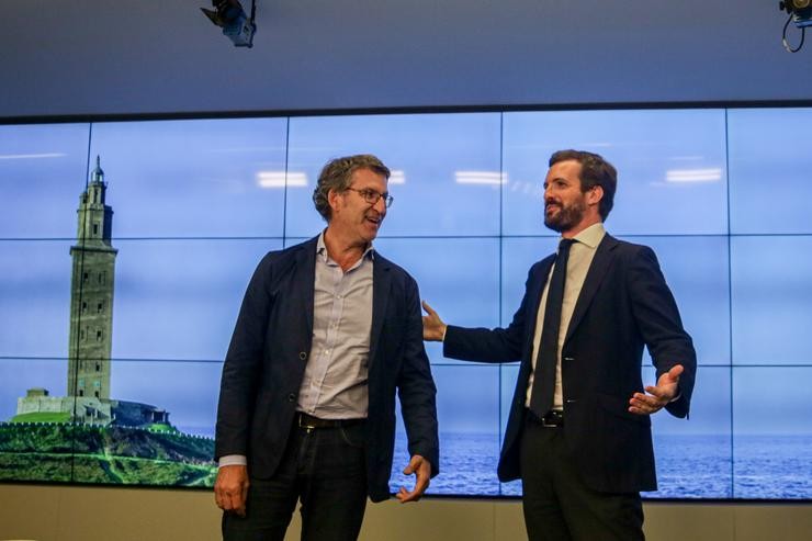 O presidente do PP, Pablo Casado (d), xunto ao presidente da Xunta de Galicia, Alberto Núñez Feijóo (i), durante a reunión do Comité Executivo Nacional do Partido Popular na sede nacional do partido, en Madrid (España), a 15 de xullo de 2020.. Ricardo Rubio - Europa Press 