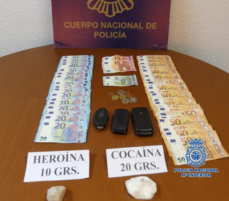 Efectos intervidos a dúas persoas detidas por tráfico de drogas tras localizarlles doses de cocaína e heroína en Ribeira.. POLICÍA NACIONAL 
