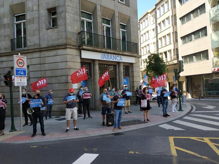 Protesta da CIG ante Abanca para esixir un convenio colectivo en bancos nados de antigas caixas / Europa Press