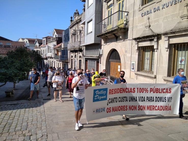 Medio centenar de persoas marchan polo centro de Cangas (Pontevedra) para pedir "xustiza" para as familias dos falecidos na residencia DomusVi Aldán.. ASOCIACIÓN VELLEZ DIGNA / Europa Press