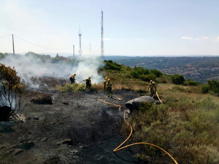 Brigadas contraincendios no lume declarado perto de Ourense