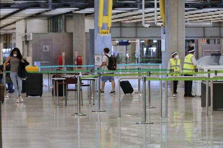 Pasaxeiros procedentes de Londres camiñan entre os corredores delimitados, antes de encher un formulario, á súa chegada ao Aeroporto de Madrid-Barallas Adolfo Suárez, como medida de control dos casos sospeitosos de coronavirus catro días despois desde. Jesús Hellín - Europa Press