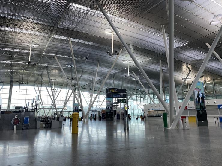 O Aeroporto Rosalía de Castro de Santiago recibe os primeiros voos internacionais. / Europa Press