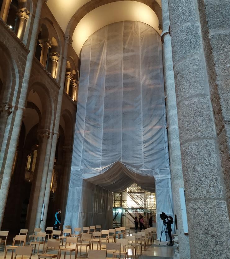 Obras na nave principal da Catedral de Santiago