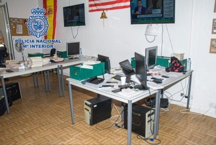 A Policía Nacional desmantela un ?chiringuito financeiro? que defraudaba mediante técnicas de negociación de alta frecuencia. POLICÍA NACIONAL / Europa Press