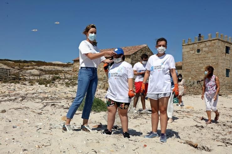 Fabiola García visita un campamento na Illa de Sálvora en compañía de Anxos Vázquez. / Europa Press