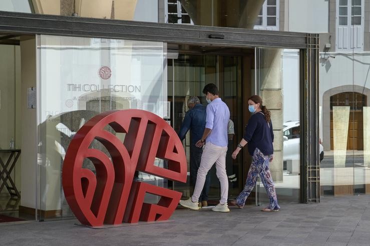 Dúas persoas entran pola porta do hotel NH Finisterre da Coruña onde os xogadores do CF Fuenlabrada permanecen confinados. M. Dylan - Europa Press / Europa Press