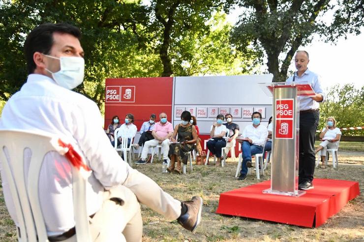 O secretario xeral do PSdeG, Gonzalo Caballero, agarraches ao comité provincial do PSOE de Pontevedra, no que intervén David Regades. PSOE PONTEVEDRA 