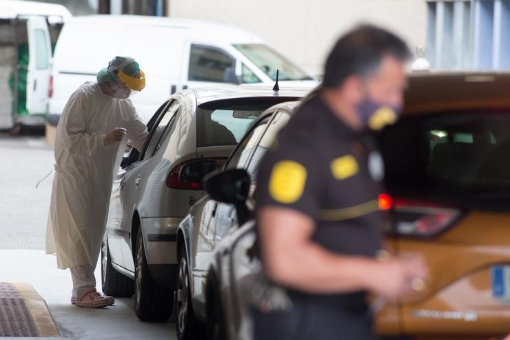 Probas de COVID-19 desde o coche nas inmediacións de Burela, Lugo.. Carlos Castro - Europa Press / Europa Press