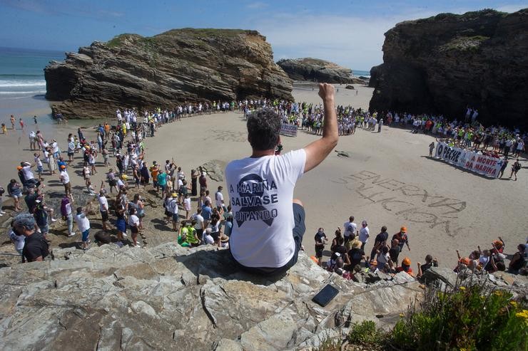Os traballadores de Alcoa toman, xunto ás súas familias, a emblemática praia das Catedrais, en Ribadeo, Lugo (Galicia), a 26 de xullo de 2020. Carlos Castro - Europa Press