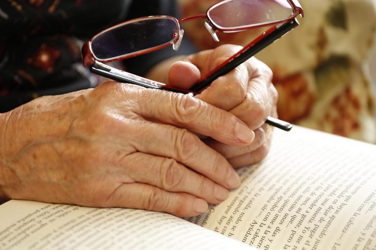 Muller, anciá, libro, mans, entrevista/Roi Gómez Paz
