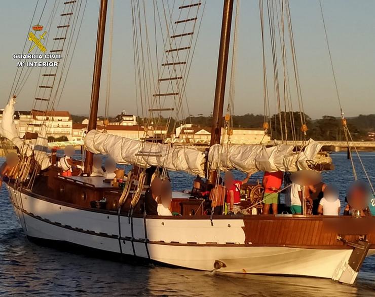 Desmantelada unha festa nun barco na Illa de Arousa.. GARDA CIVIL / Europa Press