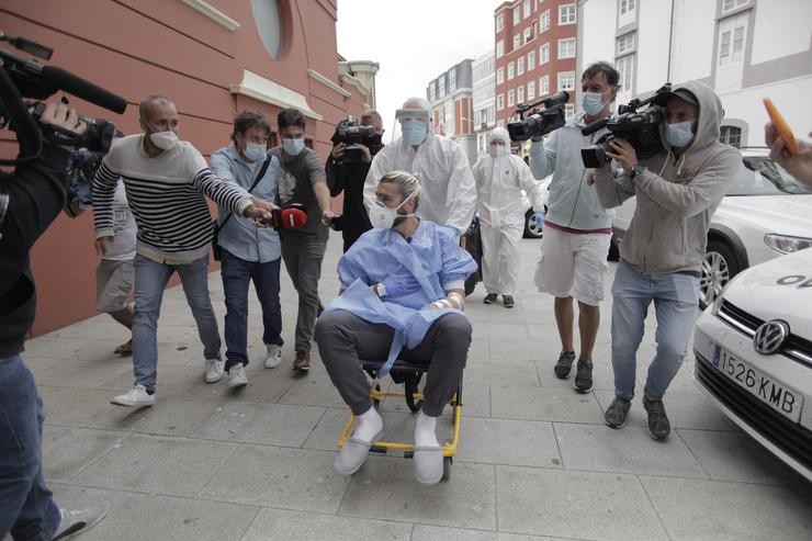 O xogador do CF Fuenlabrada que foi ingresado o pasado venres 24 de xullo no Hospital Quirón, chega en cadeira de rodas Hotel NH Collection Finisterre. M. Dylan - Europa Press / Europa Press