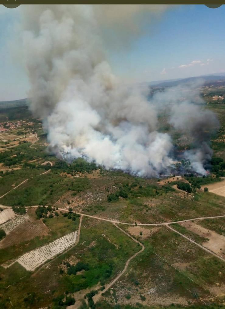 Incendio en Cualedro, preto dunha aldea en San Millán 