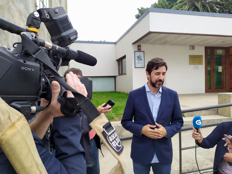 O candidato de Galicia En Común-Anova Mareas á Presidencia da Xunta, Antón Gómez-Reino, ofrece declaracións aos medios ás portas dun centro da Galiña Azul en Santiago 