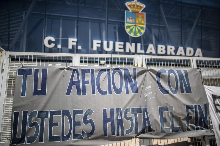 Pancarta na porta de acceso ao  Estadio Fernando Torres de Fuenlabrada, en Madrid (España), a 29 de xullo de 2020. Os socios e afeccionados do CF Fuenlabrada colocaron carteis e pancartas. Eduardo Parra - Europa Press / Europa Press