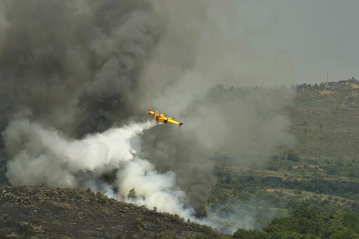 Un avión apaga lumes da UME sobrevoa e verte auga sobre o incendio de Cualedro (Ourense) que segue sen control desde o seu inicio o mércores e que se converteu xa no peor do ano, arrasando 1.000 hectáreas, en Cualedro, Ourense, Galicia (Esp. Rosa Veiga - Europa Press