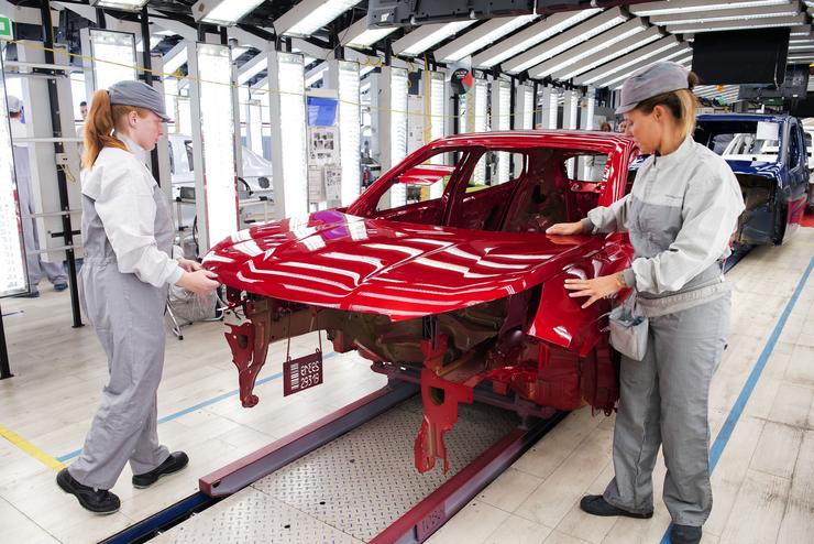 Operarios de pintura da planta de PSA Peugeot Citroën en Vigo.. VICTOR CAMESELLE / VICTOR CAMESELLE - Arquivo / Europa Press