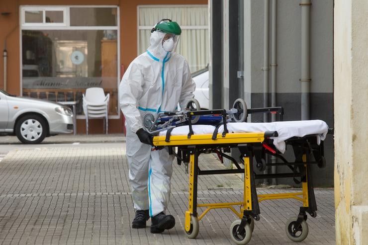 Sanitarios entran nunha vivenda de Foz, na comarca galega da Mariña (Lugo), polo brote de coronavirus 