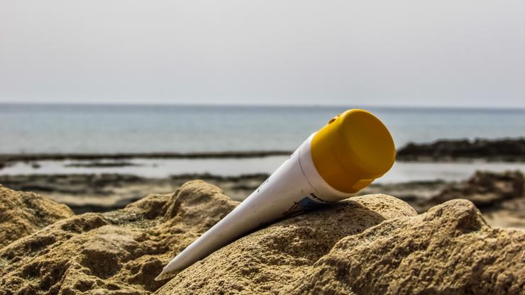 As cremas solares poden liberar no medio mariño substancias tóxicas para os ecosistemas mariños / pxfuel.com.