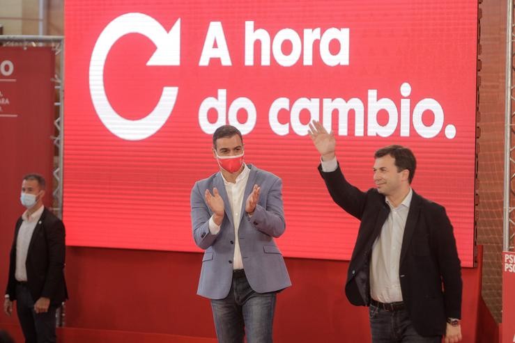 O presidente do Goberno, Pedro Sánchez, aplaude nun mitin co candidato á Xunta, Gonzalo Caballero, mentres leste saúda, na Coruña (Galicia) a 4 de xullo de 2020.. M. Dylan - Europa Press