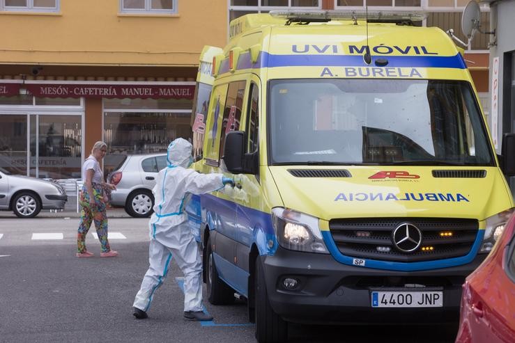 Sanitarios entran nunha vivenda de Foz, na comarca galega da Mariña (Lugo), que estará pechada durante cinco días tras declararse un brote de coronavirus que afecta a máis dun centenar de persoas, a 5 de xullo de 2020.. Carlos Castro - Europa Press 