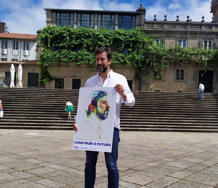 O candidato á Presidencia da Xunta pola coalición Galicia En Común-Anova Mareas, Antón Gómez-Reino, pousa na praza dá Quintana de Santiago cun cartel coa súa imaxe 