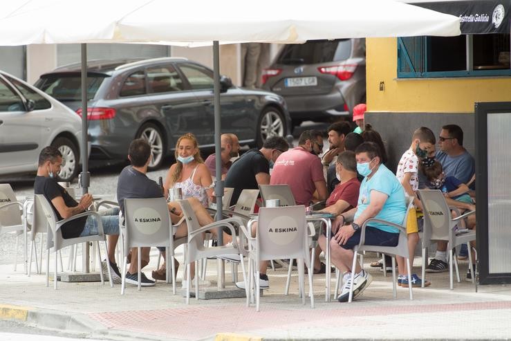 Cidadáns na terraza dun bar de Foz, na comarca galega da Mariña (Lugo), que estará pechada durante cinco días tras declararse un brote de coronavirus que afecta a máis dun centenar de persoas, a 5 de xullo de 2020.. carlos Castro/Europa Press / Europa Press