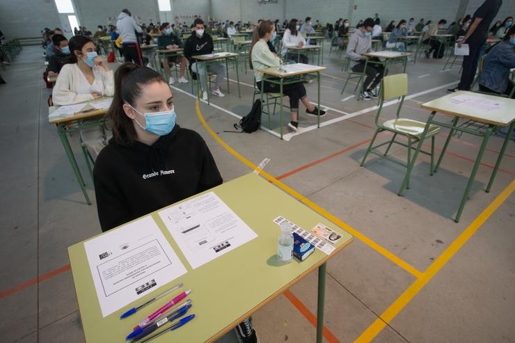 Estudantes de bacharelato realizan a selectividade no IES Vilar Ponte 