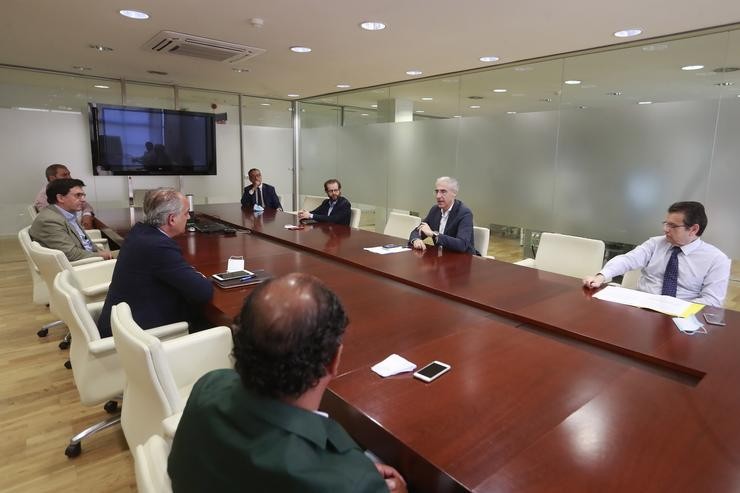 O conselleiro de Economía, Emprego e Industria, Francisco Conde, durante a reunión mantida con empresario / Conchi Paz - Xunta.