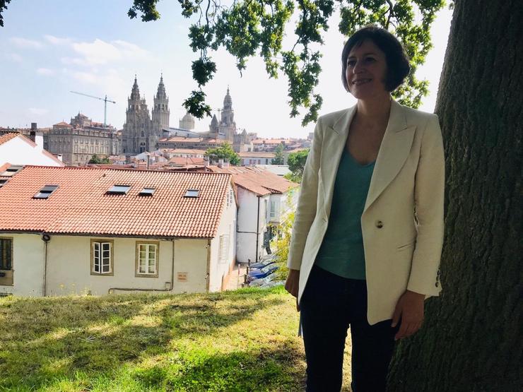 Ana Pontón, candidata do BNG á Presidencia da Xunta, presenta as primeiras medidas que fará se goberna e adianta estrutura de goberno coa Catedral de Santiago de fondo, na Alameda compostelá 