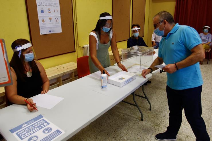 Un cidadán deposita o seu voto na urna durante un ensaio organizado pola Xunta de face ás eleccións autonómicas do 12 de xullo.. XUNTA 