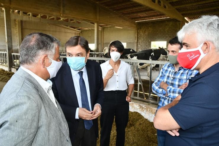 O ministro de Agricultura, Pesca e Alimentación, Luís Planas, visita unha explotación láctea en Silleda (Pontevedra). PSOE PONTEVEDRA