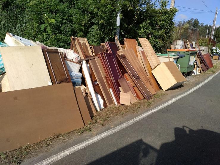 Refugallos depositados de forma irregular xunto a un colector en Carral. CONSORCIO AS MARIÑAS 