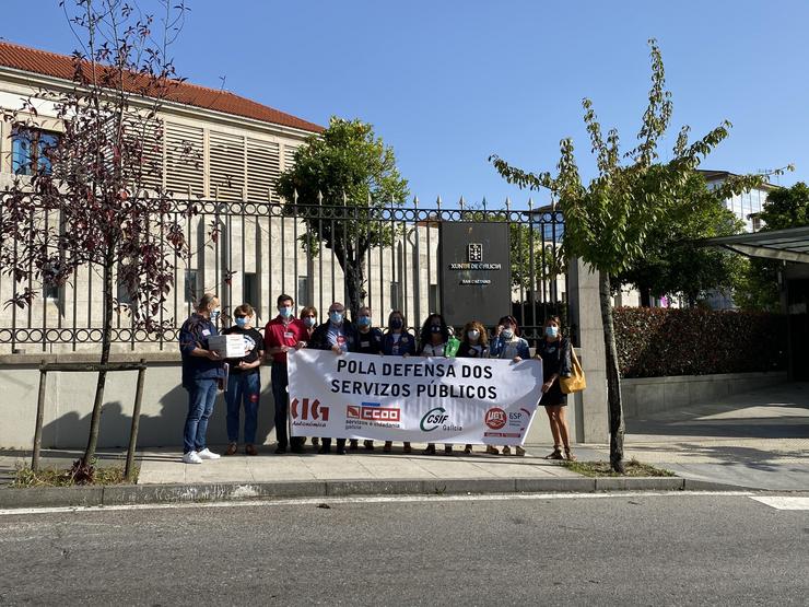 Traballadores de centros de Política Social entregan firmas para reclamar mellores condicións laborais.