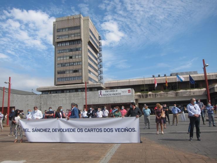 Cargos políticos do PP en Galicia concéntranse ante o Concello de Vigo para rexeitar o acordo da FEMP e o Goberno sobre os remanentes / Europa Press