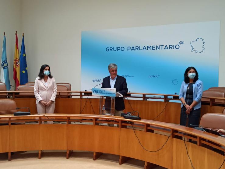 Paula Prado, Pedro Puy e Elena Candia na reuda de prensa do Grupo Parlamentario do PPdeG 