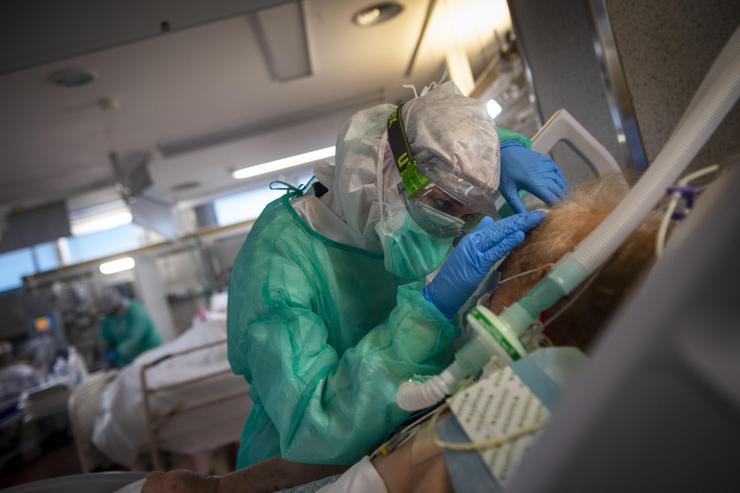 Sanitarios traballando durante a pandemia.. AFUNDACIÓN