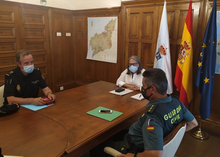 A subdelegada do Goberno na Coruña,  Pilar López-Riobóo, aborda con efectivos da Policía e Garda Civil as novas restricións pola COVID-19. SUBDELEGACIÓN DO GOBERNO NA Coruña 