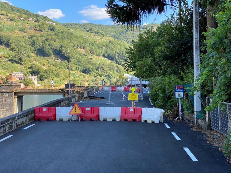 Imaxe do desprendemento de terras que obrigou a cortar a estrada en Belesar, Lugo / Deputación.