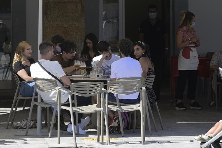 Ambiente nunha terraza no primeiro día da prohibición de fumar na vía pública sen distancia de dous metros 