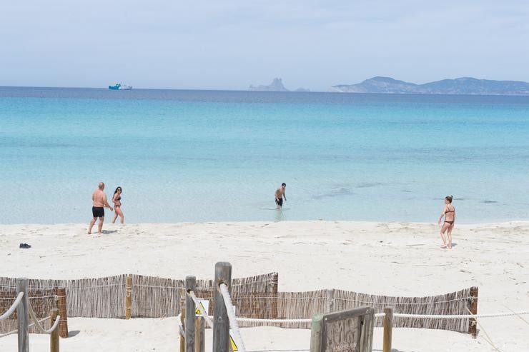 Bañistas na Praia de Ses Illetes de Formentera.. Europa Press - Arquivo 