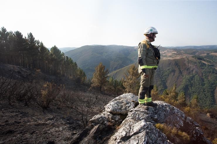 Un bombeiro das brigadas antiincendios da Xunta de Galicia traballa nos labores de extinción do incendio en Navia de Suarna (Lugo/Galicia/España) a 8 de agosto de 2020.. Carlos Castro - Europa Press