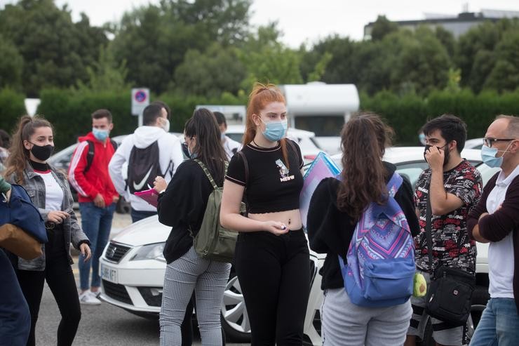 Estudantes de bacharelato minutos antes de entrar ás instalacións do IES Vilar Ponche para realizar os exames Selectividade. Carlos Castro - Europa Press - Arquivo 