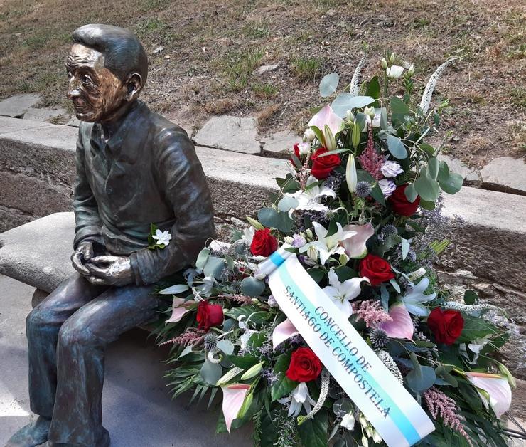 Estatua en homenaxe a Isaac Díaz Pardo na capital galega.. CONCELLO DE SANTIAGO / Europa Press