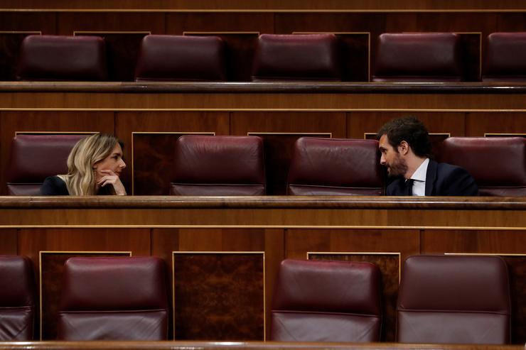 O líder do PP, Pablo Casado (d), conversa coa ex portavoz do partido Cayetana Álvarez de Toledo