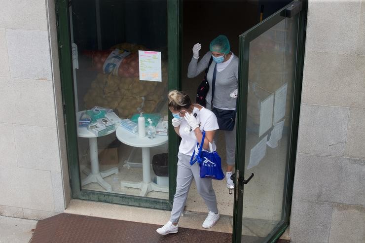 Dúas mulleres á entrada da residencia de anciáns do Incio, en Lugo, onde se detectou un brote de coronavirus, o 20 de agosto de 2020.. Carlos Castro - Europa Press