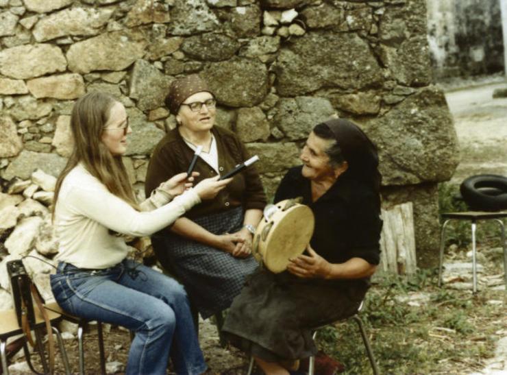 Dorothe Shubart nunha sesión de recolleita de música tradicional e popular galega / tocarbajoteito.blogspot.com