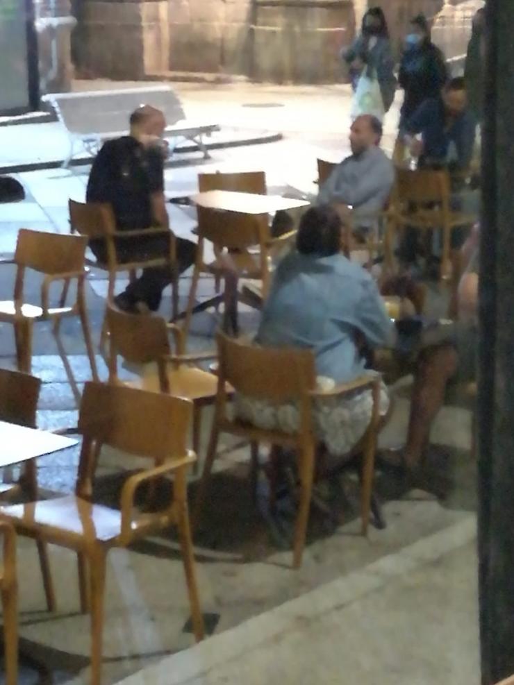 O alcalde de Ourense, Gonzalo Pérez Jácome, sen máscara nunha terraza o 22 de agosto de 2020