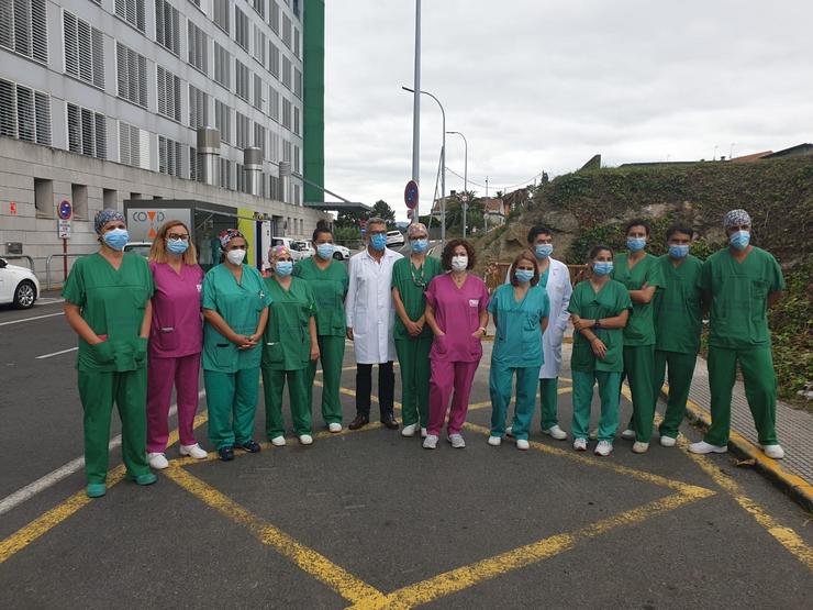 Profesionais que realizan probas PCR xunto ao xerente da área sanitaria da Coruña e Cee, Luís Verde Remeseiro. CHUAC / Europa Press
